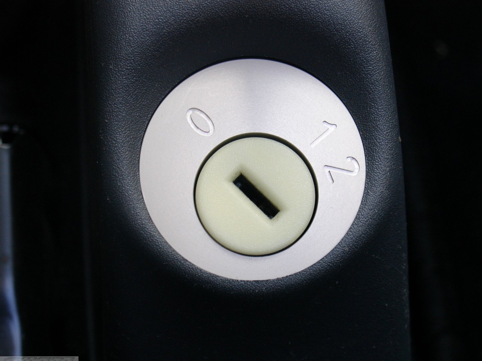 Ignition lock plate in finish aluminium for Smart Fortwo 450